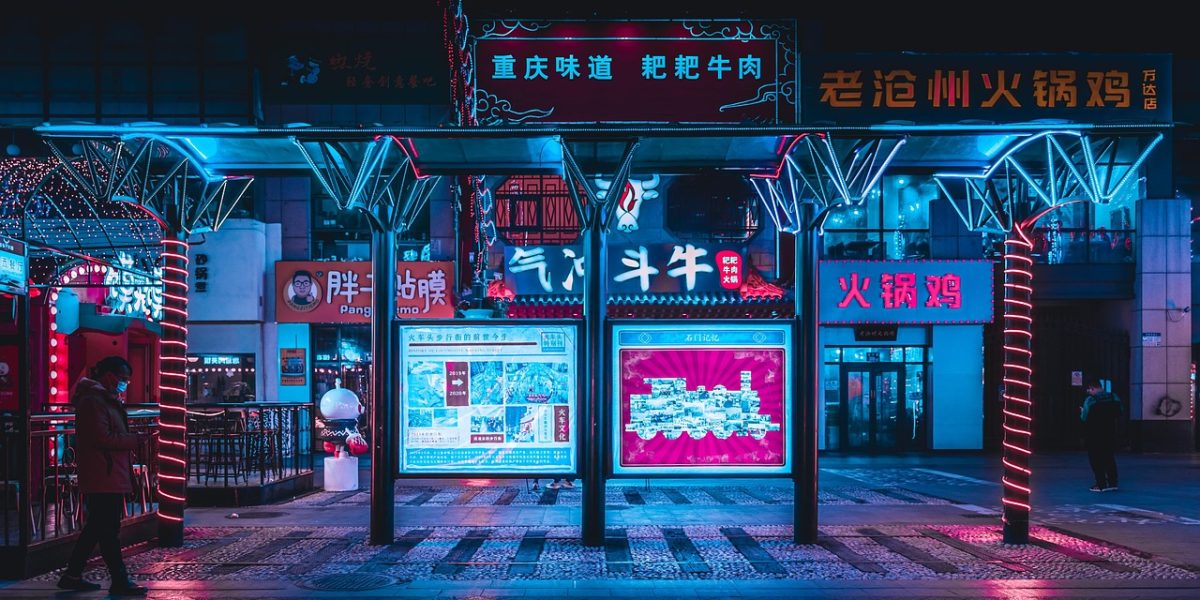 即创AI视频广告创作平台操作界面，深色主题下霓虹绿高亮，展示AI脚本生成与视频批量制作功能，用于短视频营销的专业工具截图